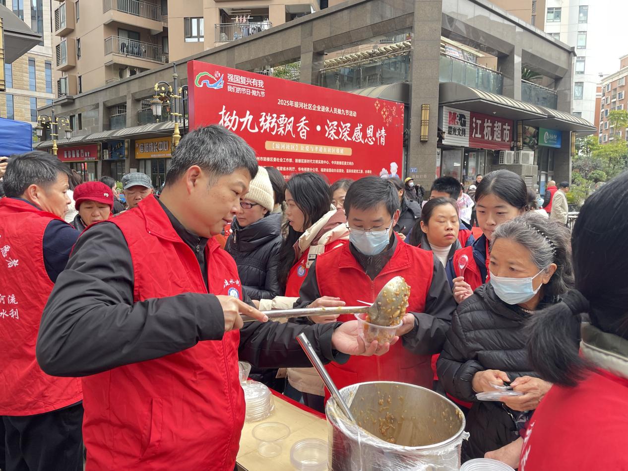 志願者現場為老人送“福”粥