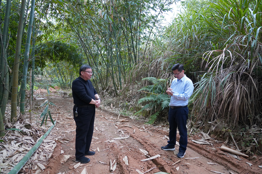 南靖县龙山镇党委书记冯志坚到该镇坪埔村走访时，把了解到的问题记录到“随访笔记”里。南靖县融媒体中心供图