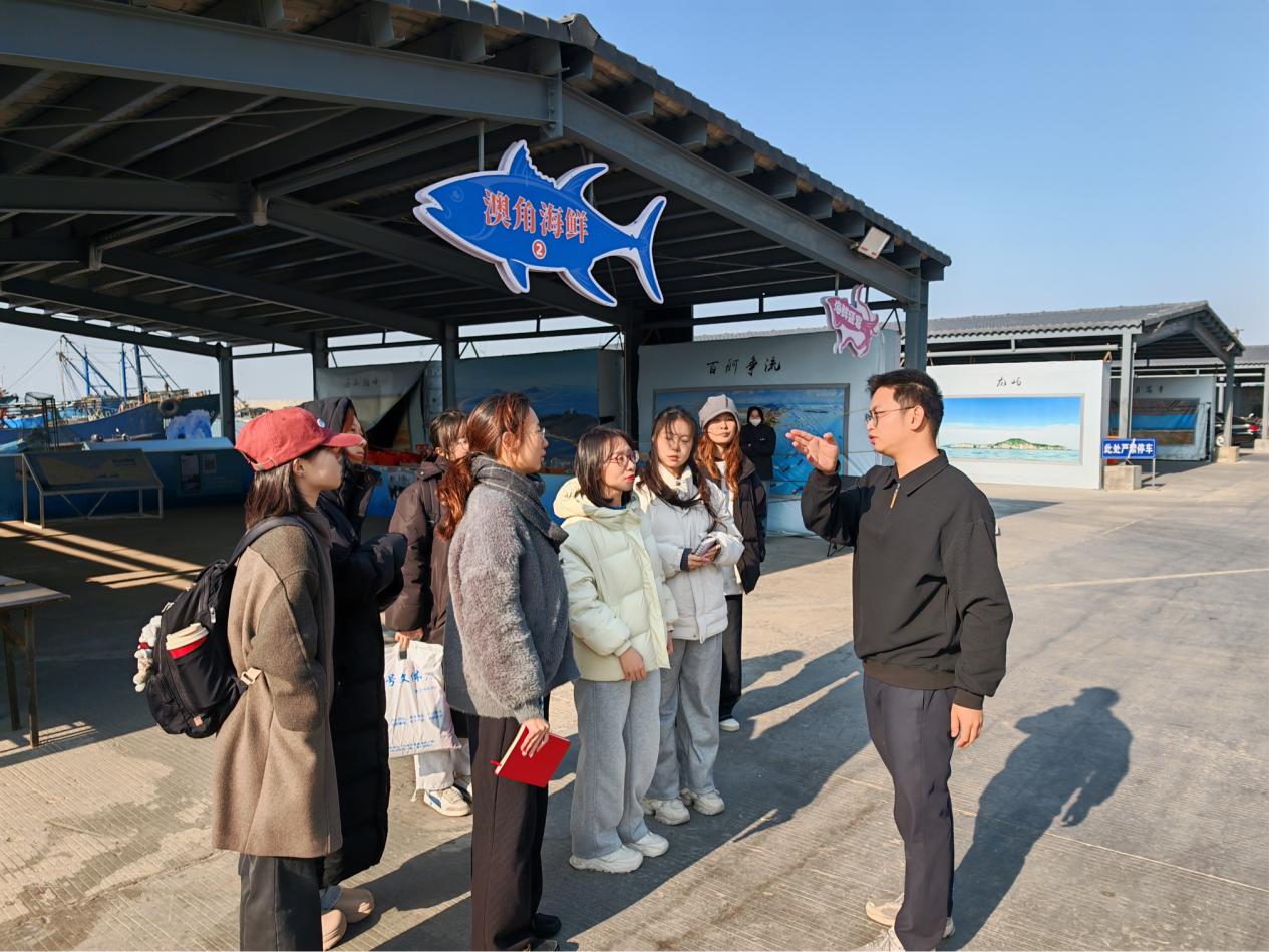 外国语学院实践队参观沙坡尾活态展示馆。厦门理工学院供图