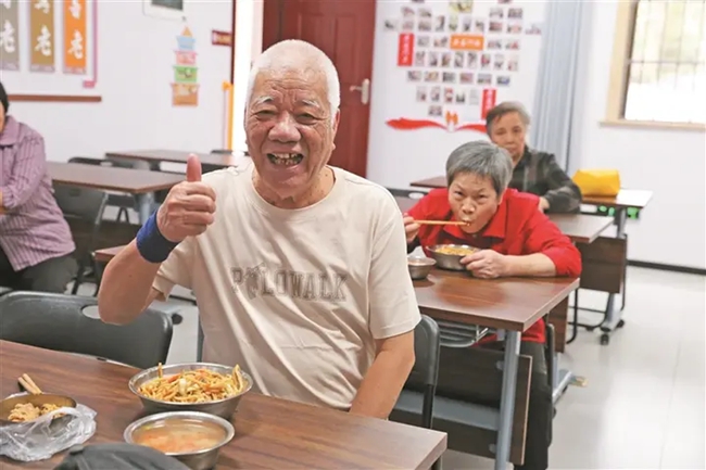 老年在人孝老食堂就餐。張穎珍攝