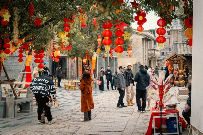 游客在长乐和平街游玩。