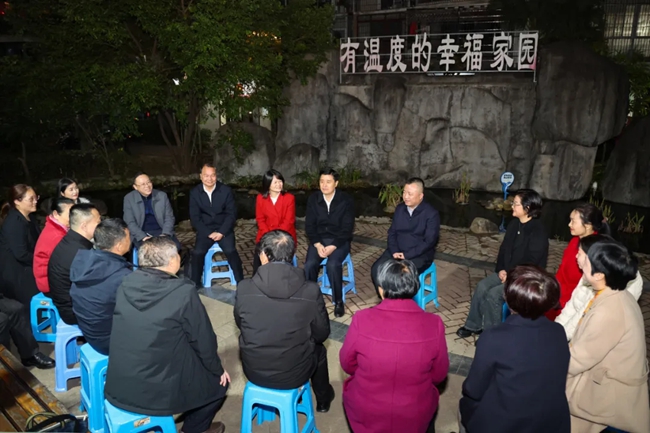 余紅勝與街道、社區干部和小區黨員、居民代表圍坐在一起，聽取意見建議