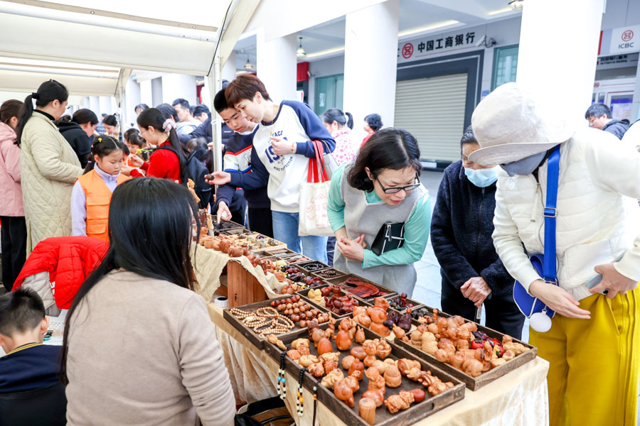 市民和游客来到展位前选购文创商品。厦门市妇联供图