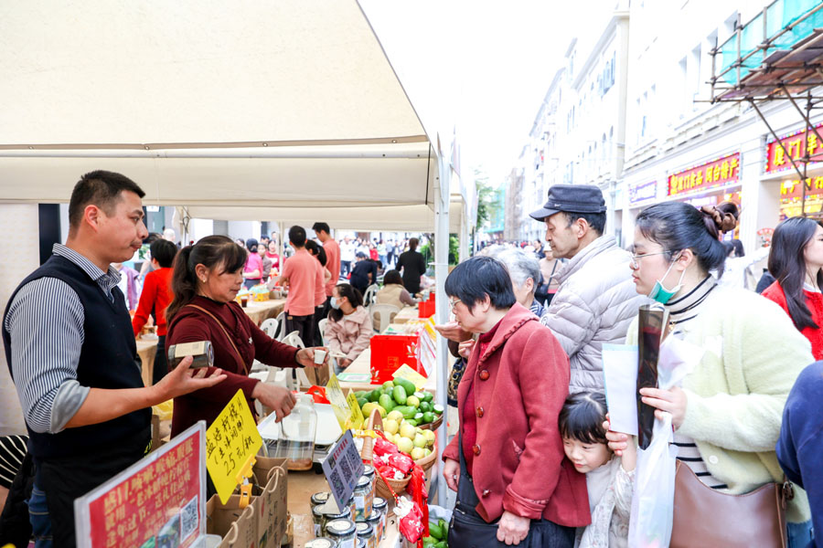 活動當日，中山路步行街游人如織，眾多市民游客前來體驗。廈門市婦聯供圖