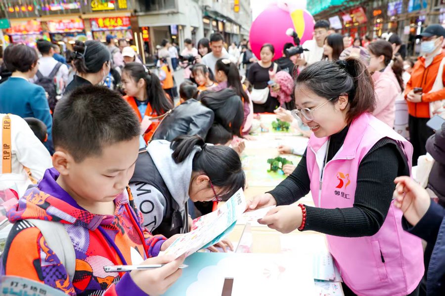 市民及游客带着小孩来到儿童友好城市专区参与互动。厦门市妇联供图