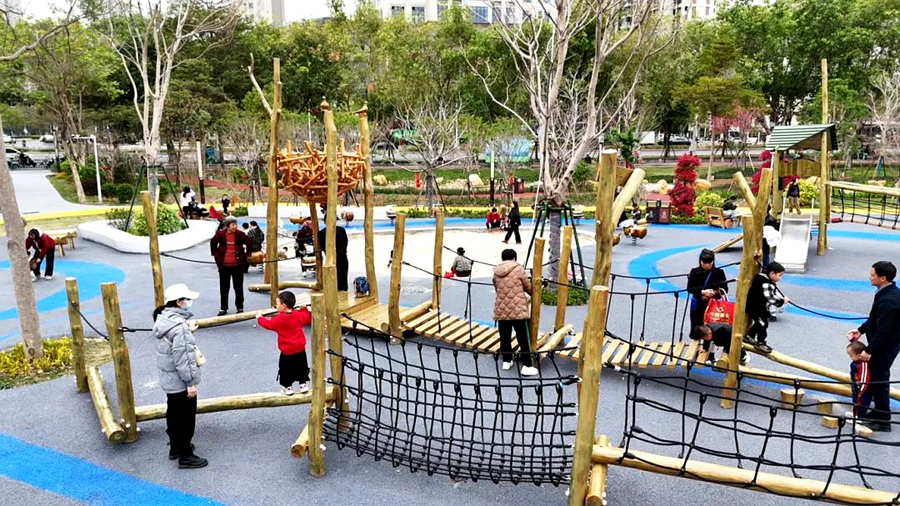 群众在公园里休闲游玩。龙文区融媒体中心供图