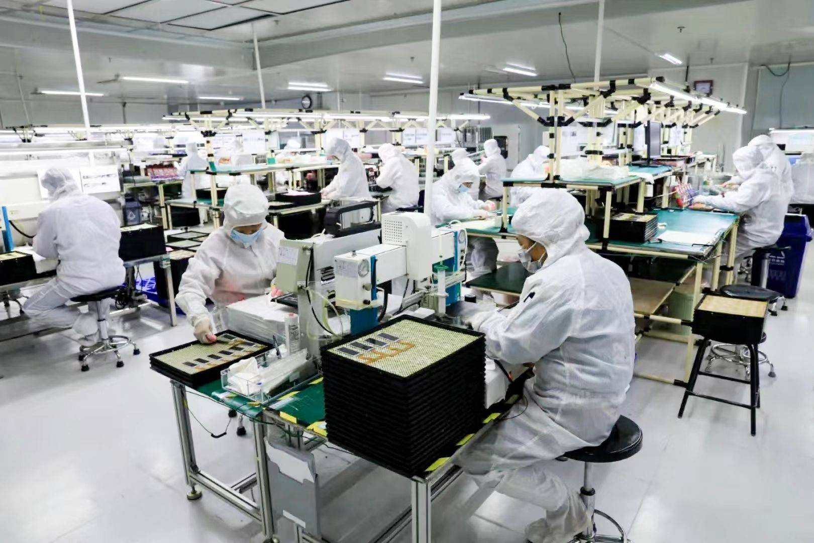 合力泰通用顯示車間工人正在進行產品質量檢測