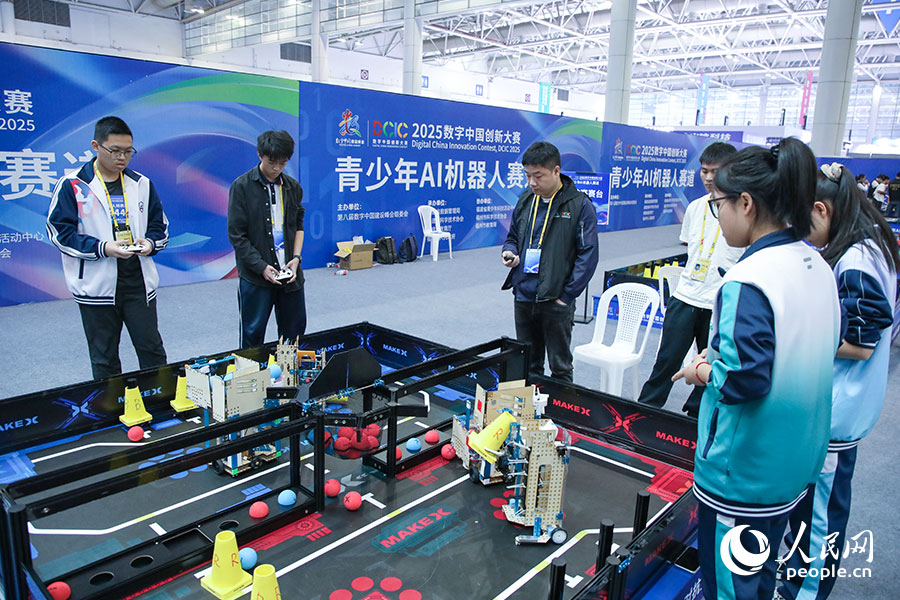 2025数字中国创新大赛青少年AI机器人赛道决赛现场。人民网记者 焦艳摄