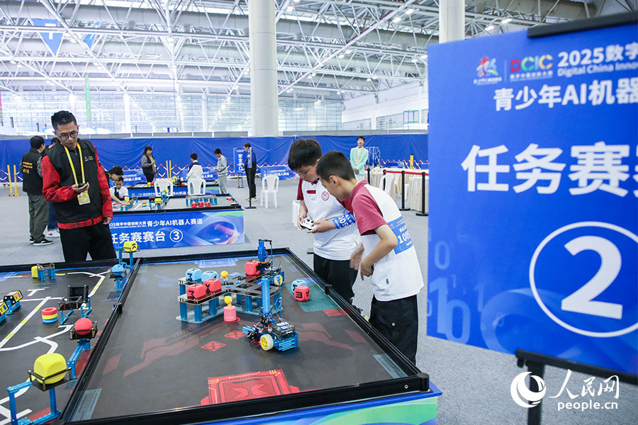 机器人任务赛比赛进行中。人民网记者 焦艳摄