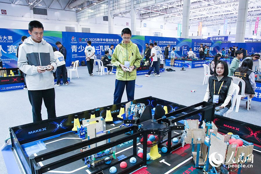 2025数字中国创新大赛青少年AI机器人赛道决赛现场。人民网记者 焦艳摄