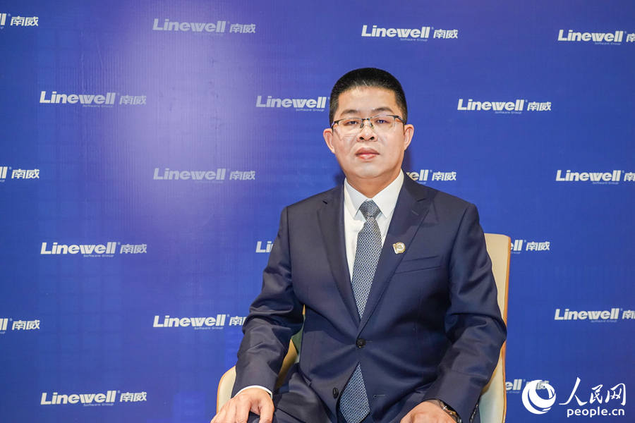 南威软件集团董事、常务副总裁洪创业接受人民网专访。人民网记者 兰志飞摄