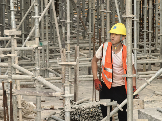 云霄第一中学新校区迁建项目工程总承包项目内正在进行盘扣架安装工作。中建海峡厦门公司供图