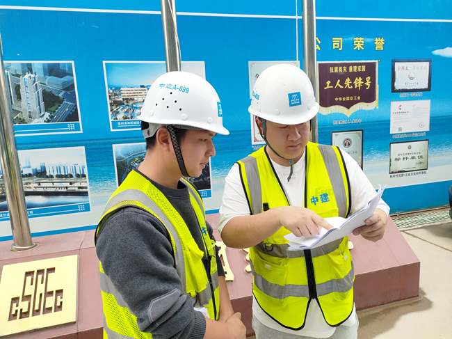 观唐映月小区项目建设者正仔细查看、核对图纸。中建海峡厦门公司供图
