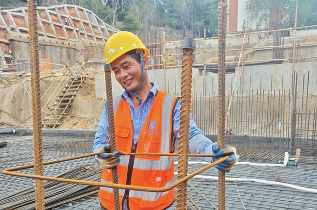 漳州职业技术学院学生公寓一期项目，建设者正在进行钢筋绑扎。中建海峡厦门公司供图
