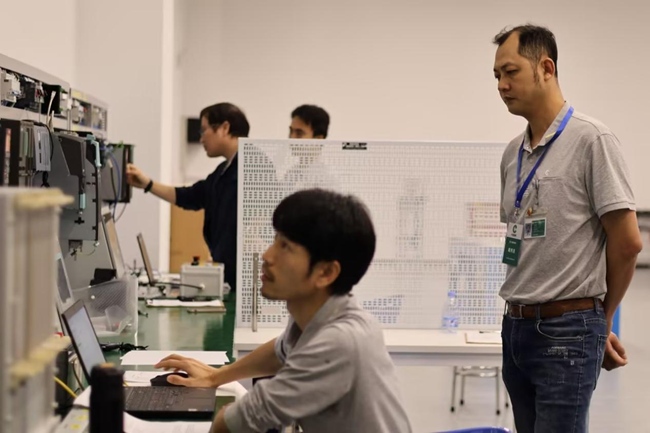 职工在劳模创新工作室电气技术实训区开展项目竞赛