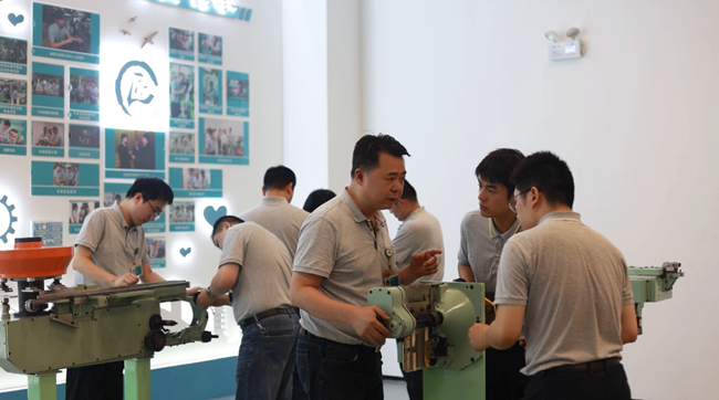 劳模创新工作室专家为青年职工培训授课