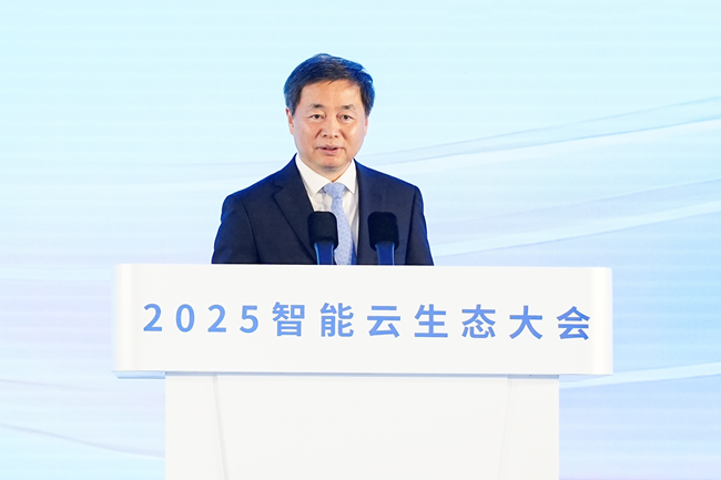 第八屆數字中國建設峰會·智能雲生態大會主論壇上，中國電信董事長柯瑞文作主題演講