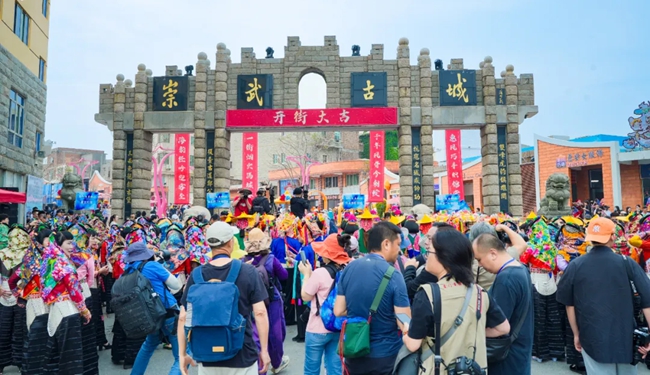 崇武古城游人如織。惠安縣融媒體中心供圖