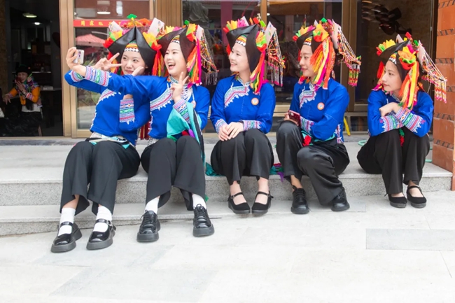 身著惠女傳統服飾的女子。鄧文祥攝