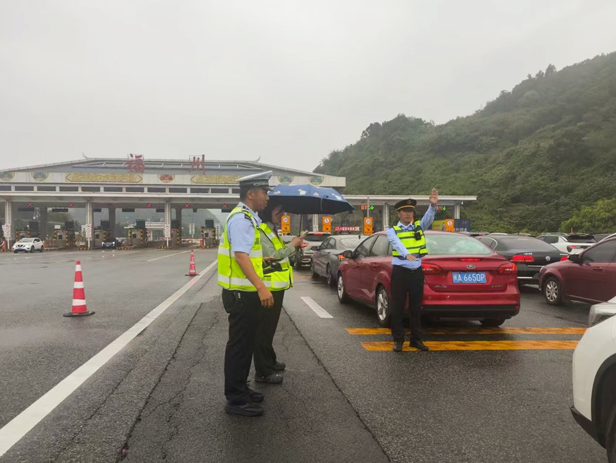 高速执法员在福州收费站引导车辆有序通行