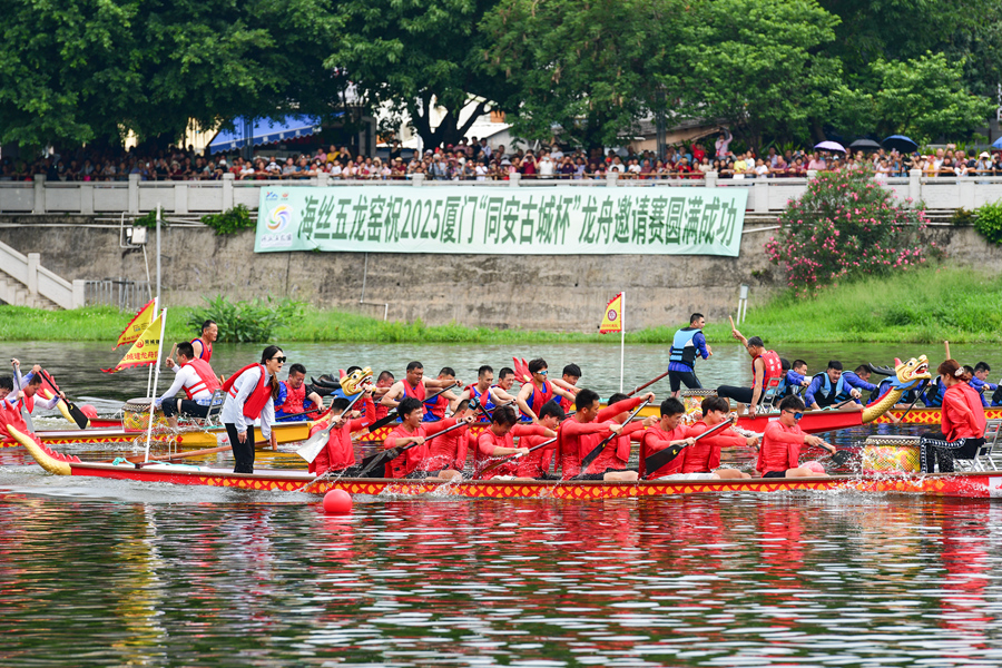 一艘艘龙舟破水疾行，劈波斩浪。夏海滨摄