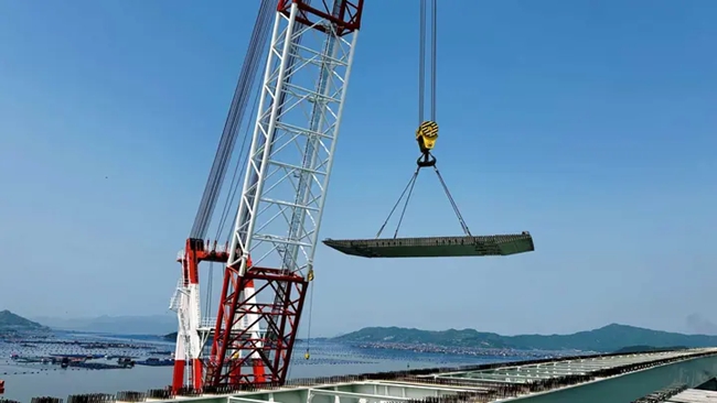 宁上高速东吾洋特大桥90米钢混组合梁首孔桥面板安装完成