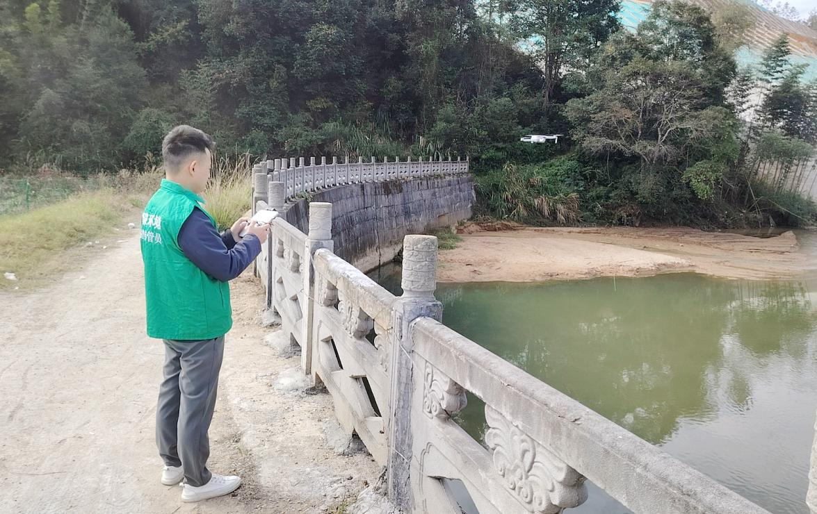 福建闽泉环境科技有限公司巡查员运用无人机巡河