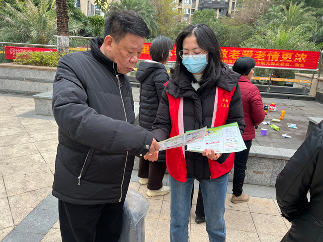 音西街道清華社區青年黨員開展相關知識宣傳活動