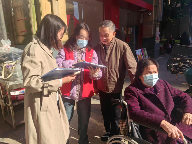 宏路街道崇文社區青年黨員用手繪流程圖向老人講解網上電費繳納流程