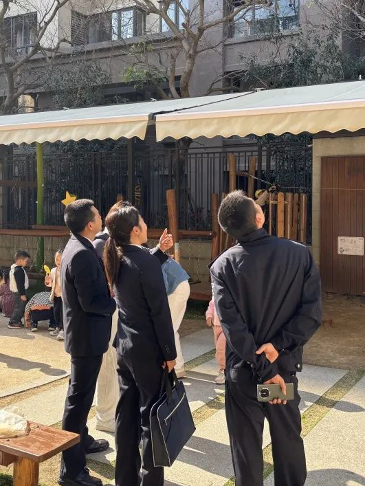 工作人员现场调查高空抛物事件发生地点