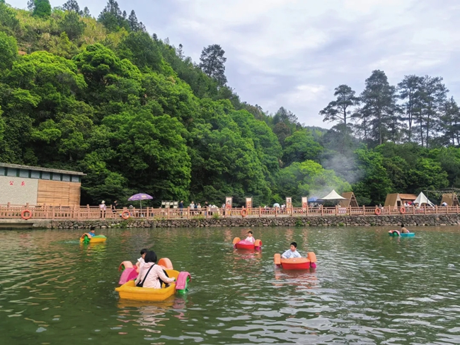 游客在溪口村體驗水上項目。魏知秋攝