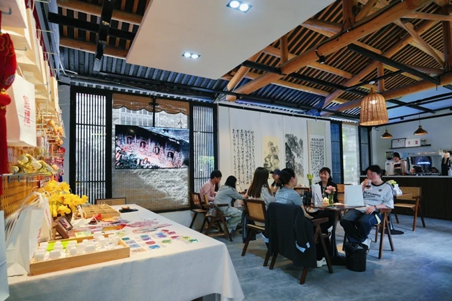 游客在“鯉禮”文創咖啡館內品嘗咖啡。魏孫亮攝