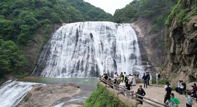 九龍漈瀑布群景區人氣火爆。阮飛龍攝