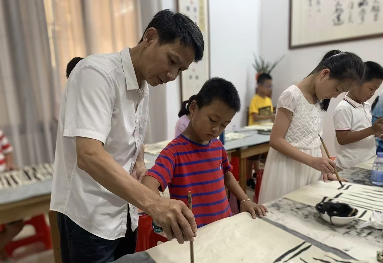 教師在梅庄村的青少年社會教育活動中心教書法