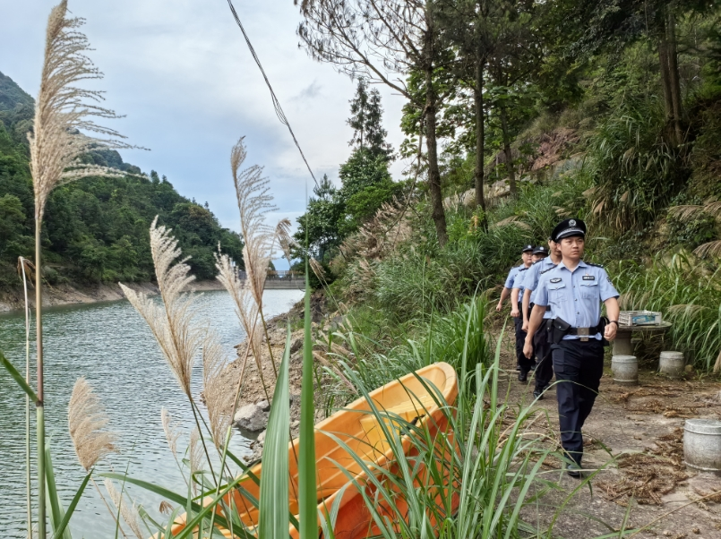 派出所民警開展巡山。安溪縣公安局供圖