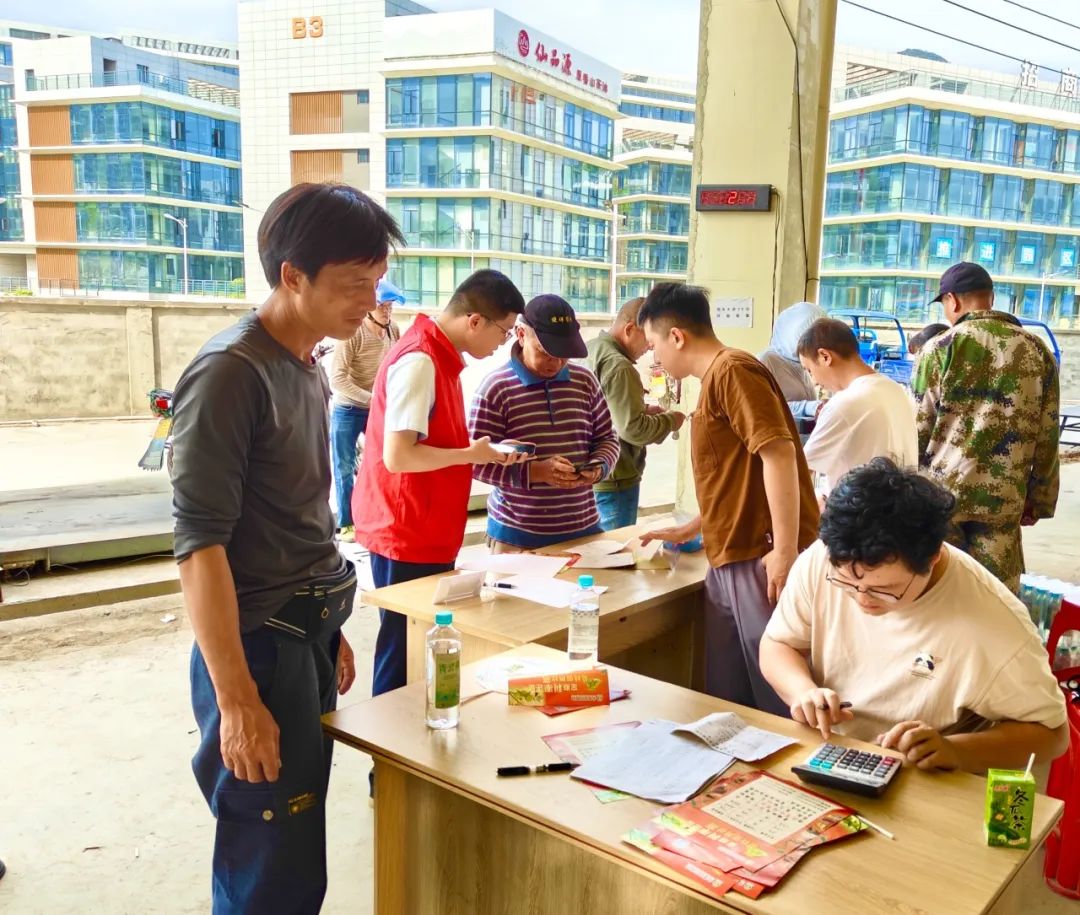 志愿者们细心核算数据