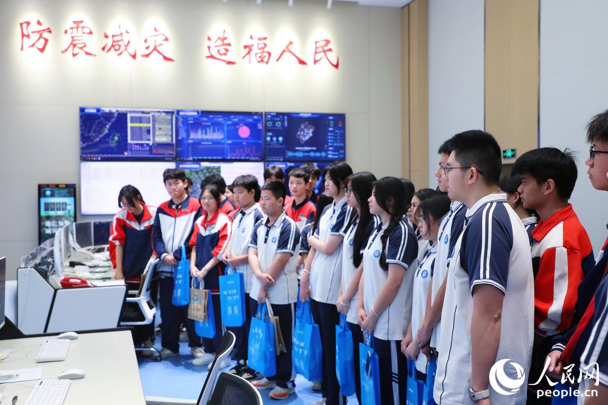 5月12日，福建省地震局主辦“智慧防災，共筑地震安全防線”科技研學活動，四十余名學生現場感受地震預警背后的“科技力量”。人民網 李唯一攝
