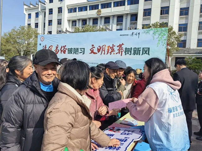 三明市泰宁县司法局联合县民政和人力资源社会保障局等单位在市民广场开展“移风易俗破陋习，文明殡葬树新风”为主题的宣传活动