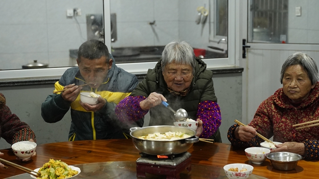 富嶺鎮殿亭村”長者食堂“