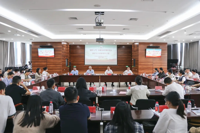 召開“牢記囑托勇爭先 紅土鑄魂黨旗紅”青年黨員座談會。龍岩市委宣傳部供圖
