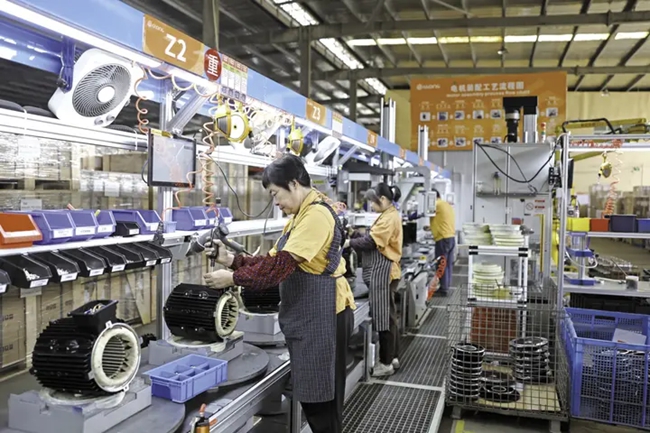 工人在巨龍電機車間按工序作業。李郁攝