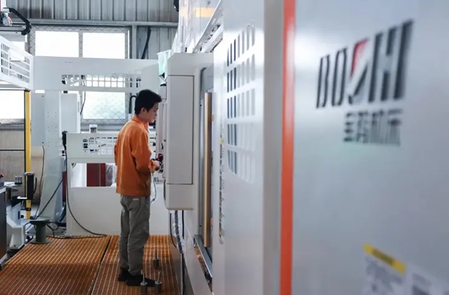 巨龍電機生產車間裡，處處可見數字化設備。福安市融媒體中心供圖