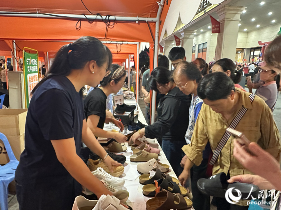 市民正在外貿優品專區攤位選購商品。人民網記者 張萌攝