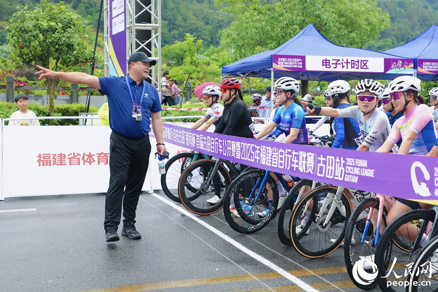 裁判員向參賽選手宣讀安全事項。人民網 李唯一攝