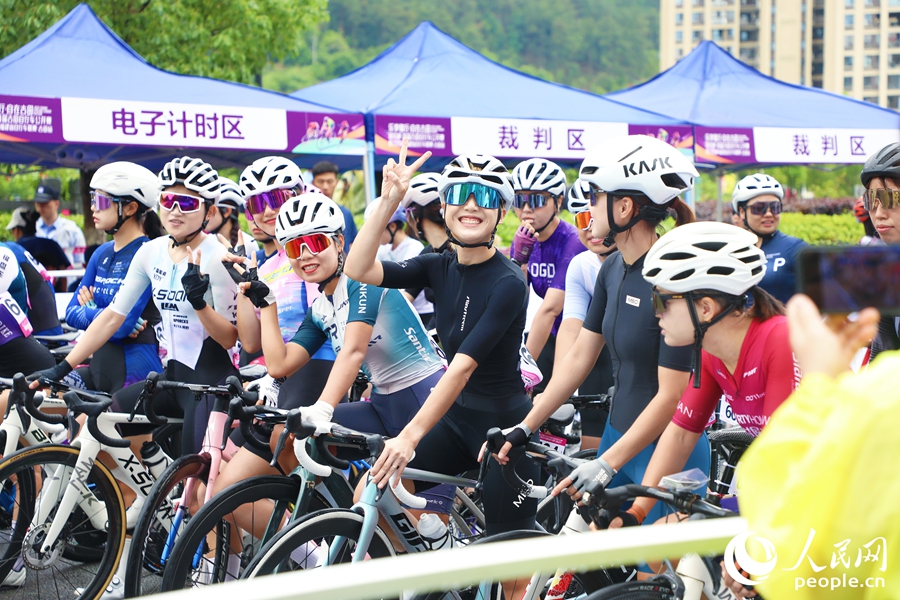 選手准備出發。人民網 李唯一攝