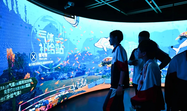 市民游客在平潭海洋科技文化中心的中國水下考古·平潭展示體驗館體驗前往虛擬海底打撈文物