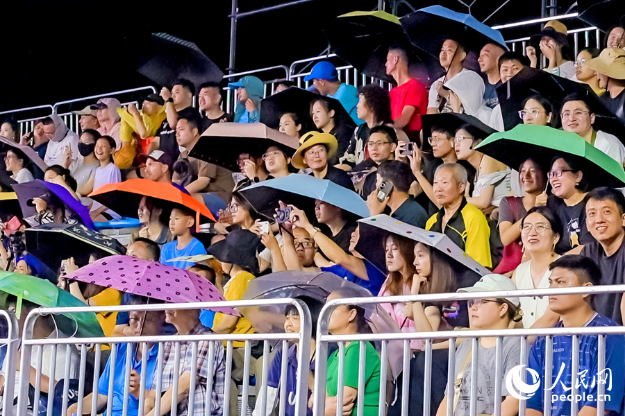 雖是雨天，球迷們觀賽熱情不減。人民網記者 陳博攝
