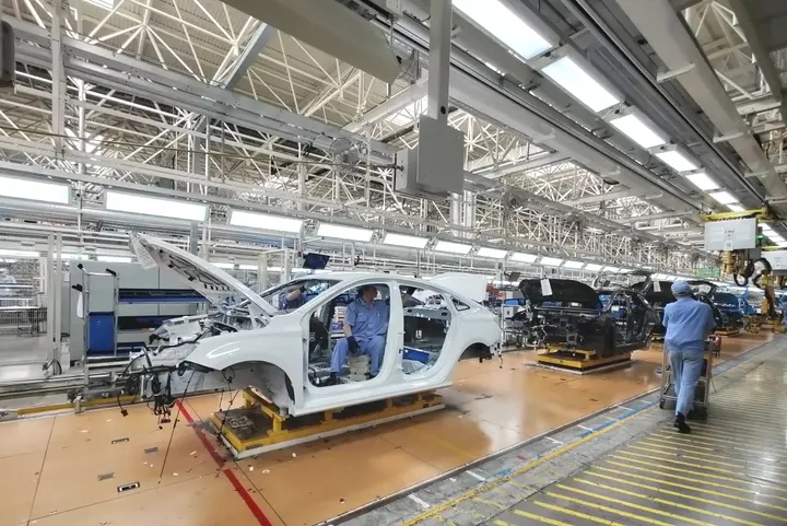 上汽寧德基地總裝車間的新能源汽車生產線。龔鍵榮攝