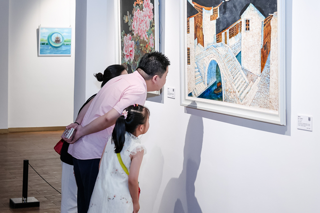 市民參觀畫展