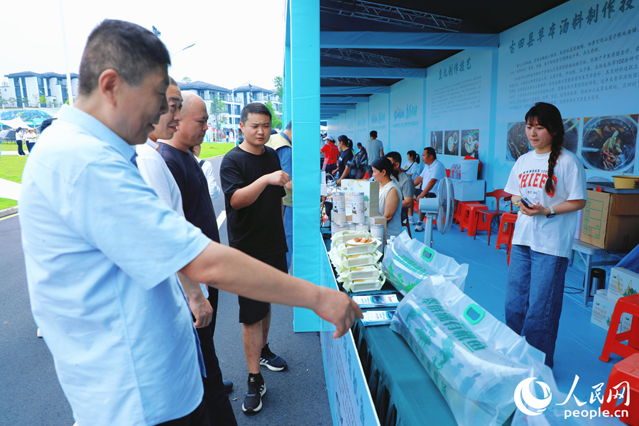 参会嘉宾、市民游客与参展商交流互动。人民网 李唯一摄